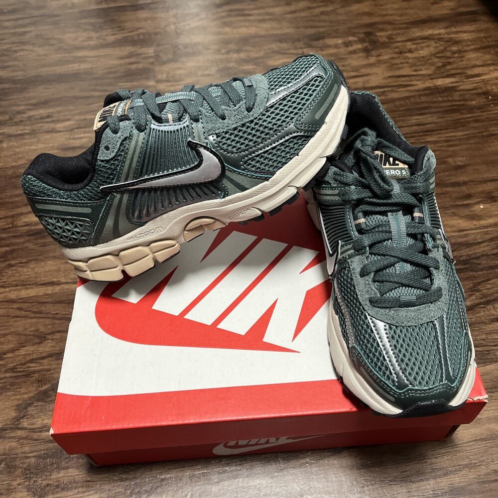 Nike Zoom Vomero 5 Vintage Green Chrome FN6742-300 Women's Size 6